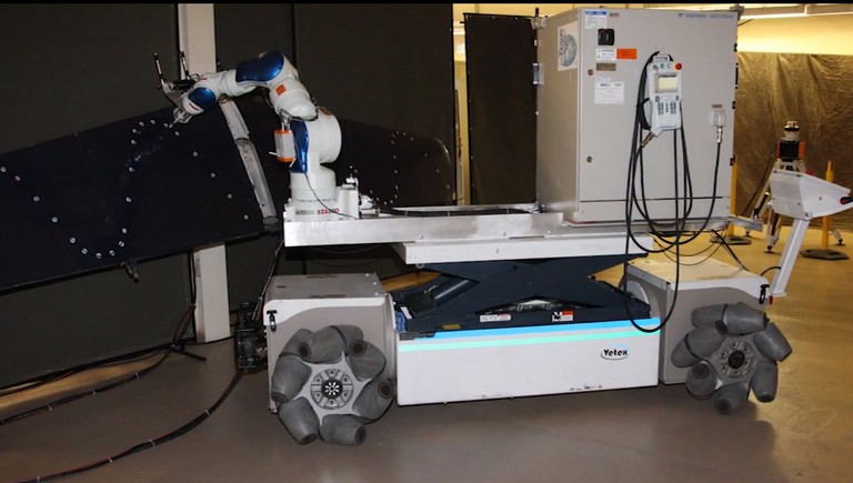 MrRoam-robotiq-mobile-platform-vetex-gripper-adaptive-motoman-robot