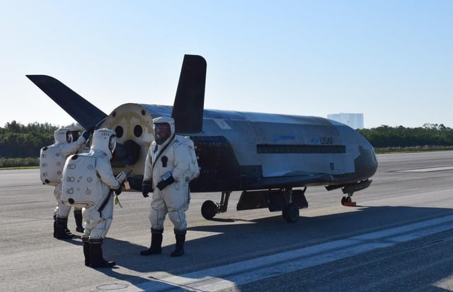 X-37B_OTV4_landed_at_Kennedy_Space_Center_170507-O-FH989-001.jpg