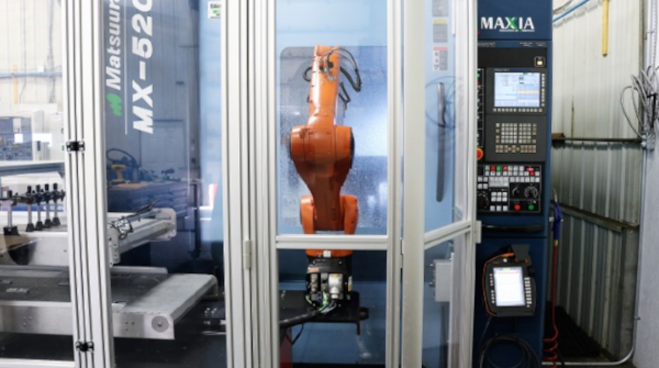 CNC machine with a KUKA robot arm integrated