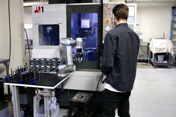 Web News : The Robots Are Coming – Aren’t They cnc-machine-2-finger-237466-edited