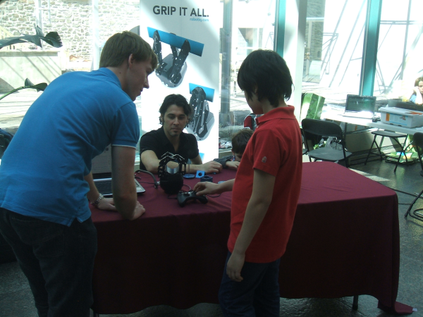 Robotiq demos to young roboticists