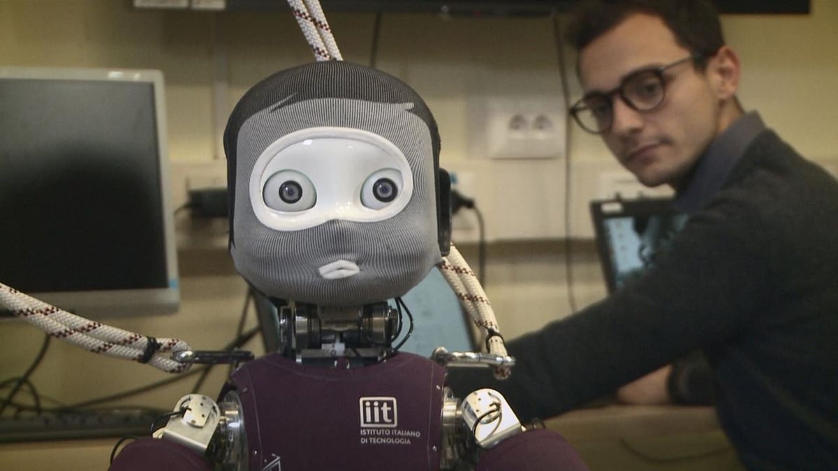 Голос робота мужской. Робот помогает человеку. Голос робота. Робот человек. Робот 42.