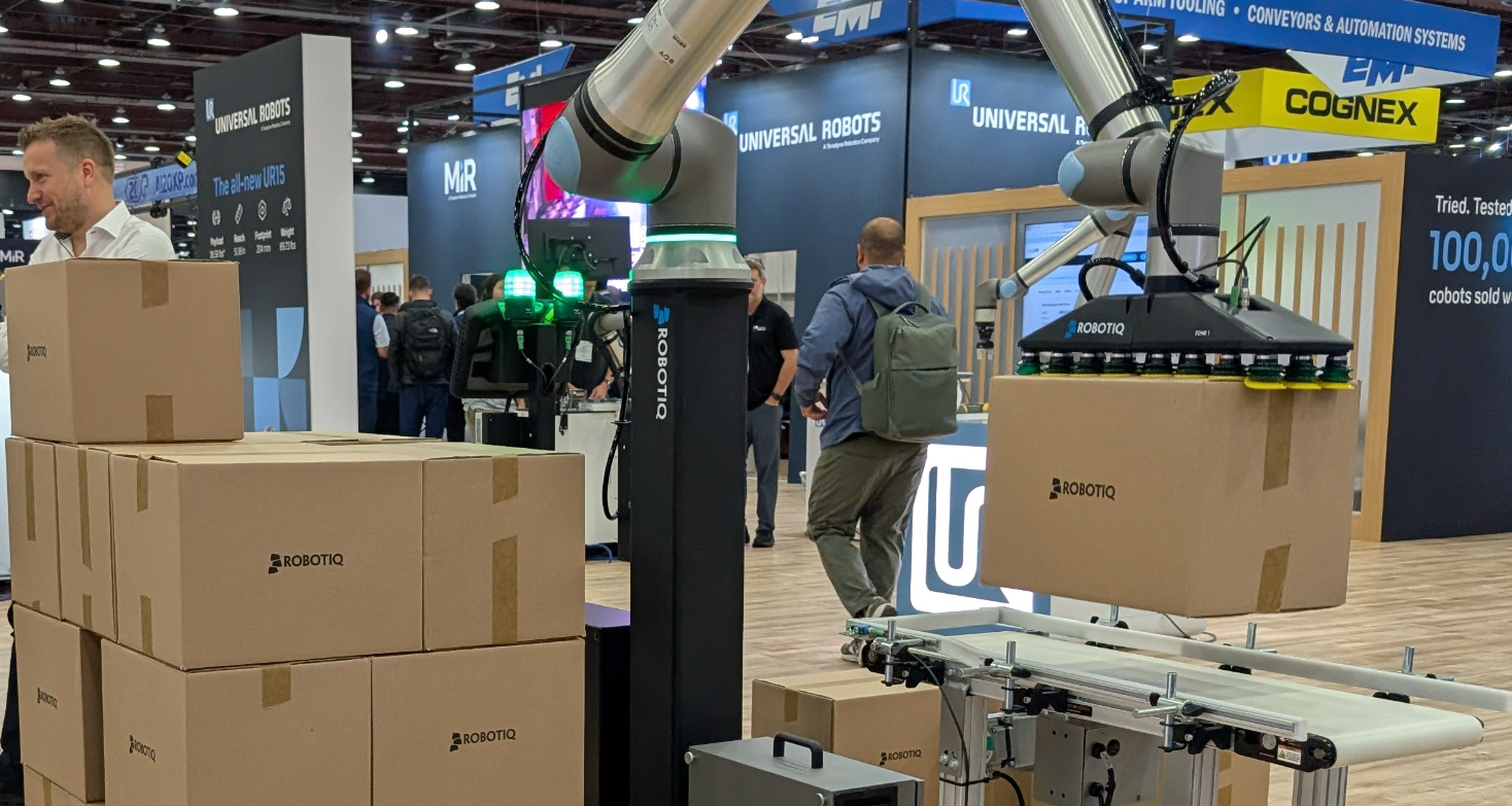 Robotiq gripper PowerPick Multi holding a cardboard box