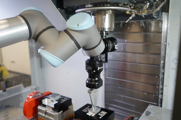 A Robotiq CNC Machine Tending kit for machine tending application