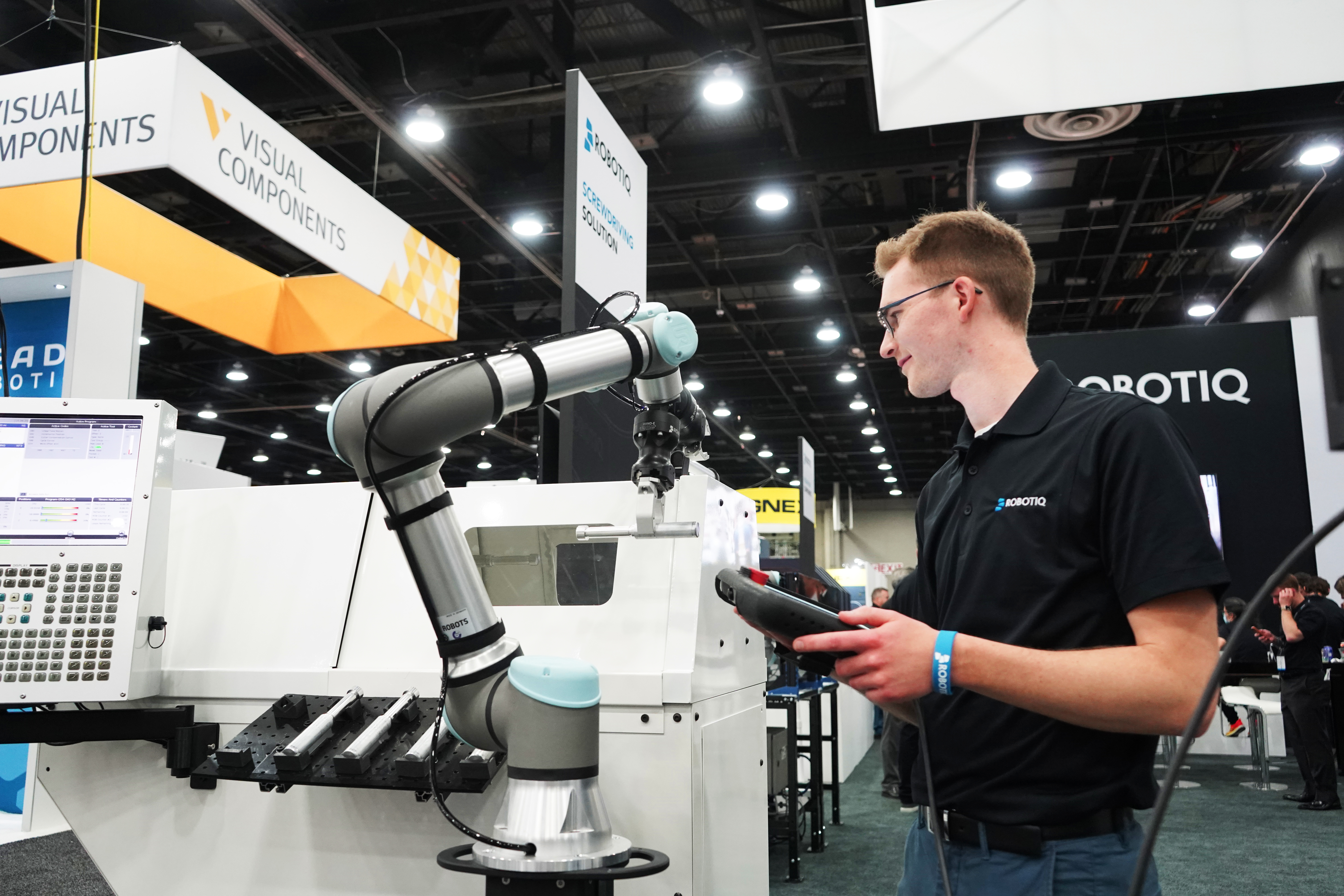 A Robotiq expert setting-up the Machine Tending Solution