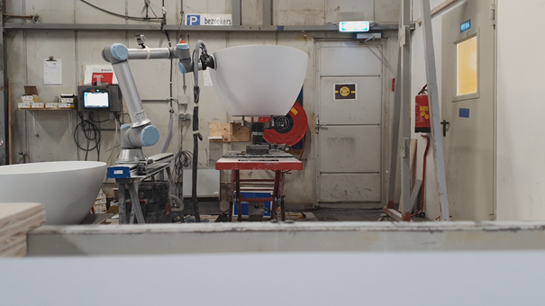 Universal robot performing a sanding task with the Robotiq Sanding Kit