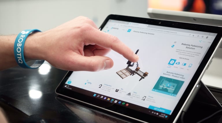 Person using the Robotiq Palletizing Online Configurator to get started with an automation project