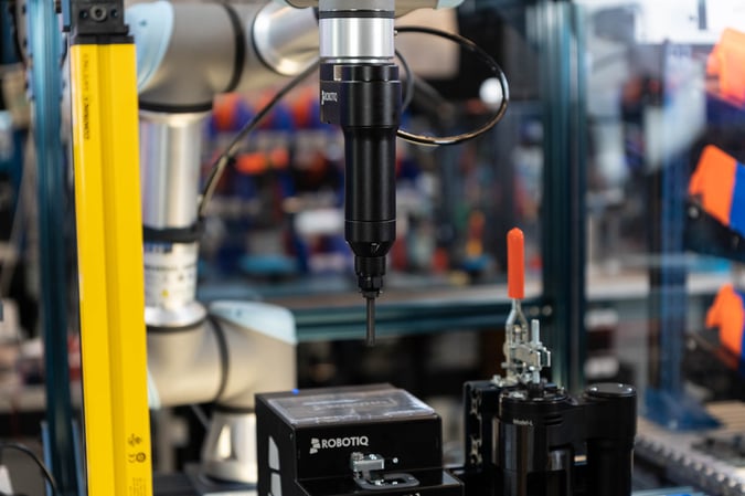 Automated screw fastening with the Robotiq screwdriving solution.