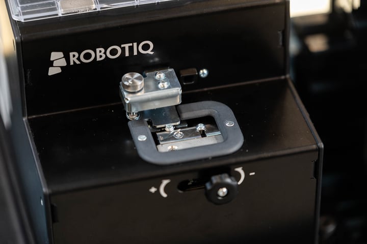 Robotic screw feeder from Robotiq
