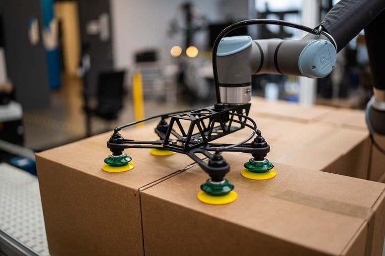 A solução de paletização Robotiq montada em um robô colaborativo, usando o Multipick para coletar várias caixas ao mesmo tempo e a garra a vácuo PowerPick para alcançar altas cargas úteis.