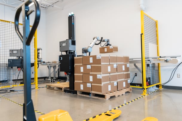 Robot palletizing cardboard boxes using the Robotiq palletizing solution