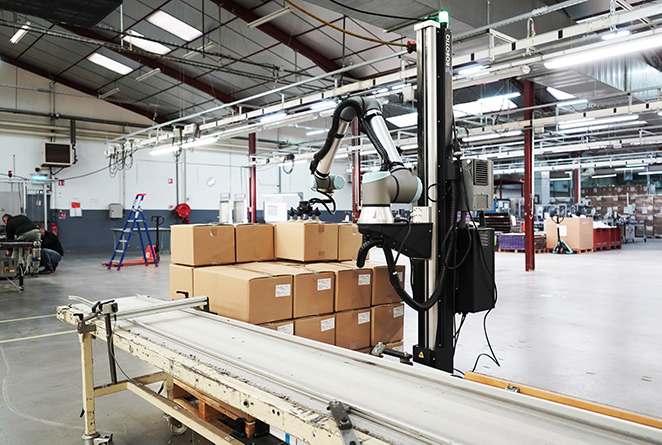 Robotiq Palletizing Solution used to palletize cardboard boxes in a manufacture.