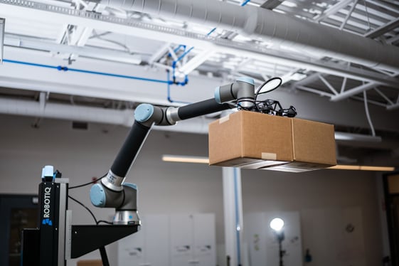 Collaborative robot holding 2 boxes with the Robotiq PowerPick gripper