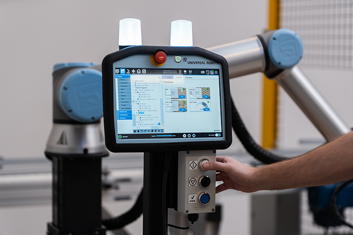 Worker programming the Robotiq Palletizing Solution