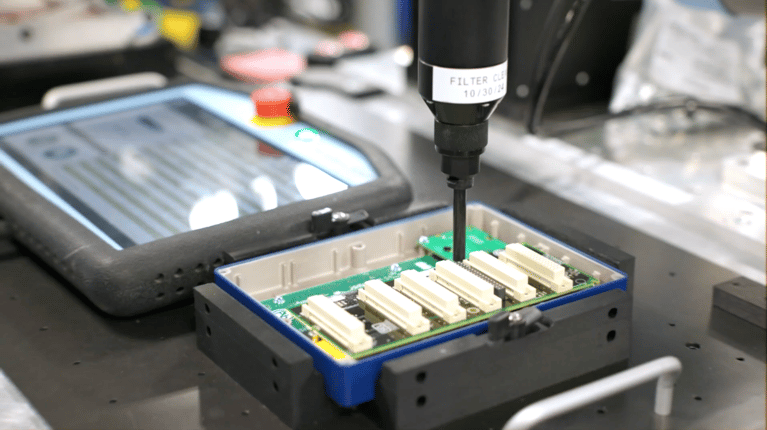 SEL-screwdriving-application-UR-Robotiq