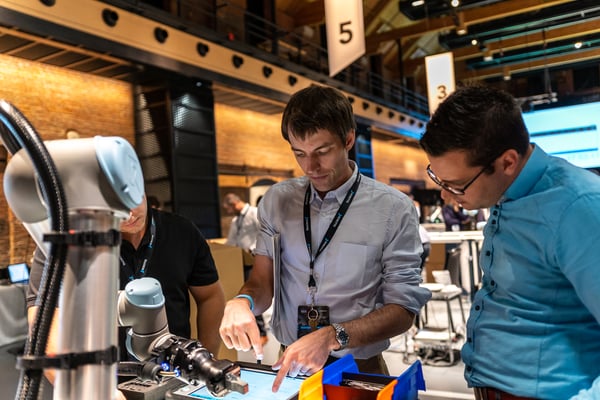 Employee showing a product at the 2018 - Robotiq User Conference RUC