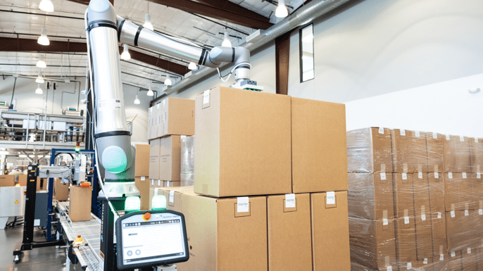 Robotiq palletizer stacks boxes on pallet