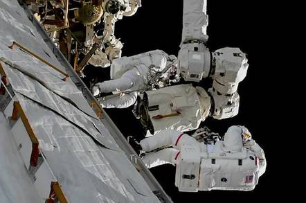 canadarm2_spacewalk_648 (1).jpg