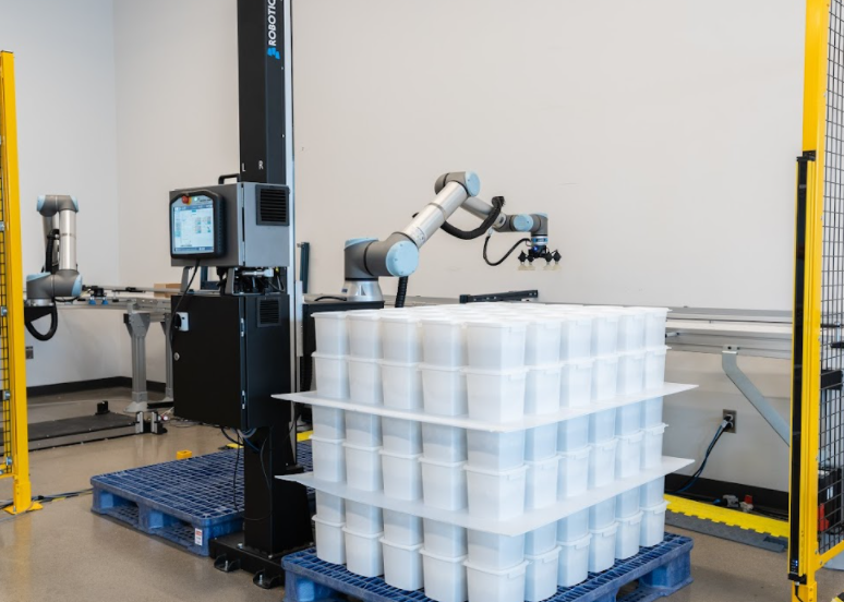 Universal robot used for palletizing buckets in the food industry