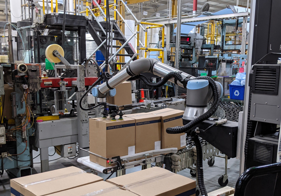 Universal robot performing a palletizing task in a manufacture