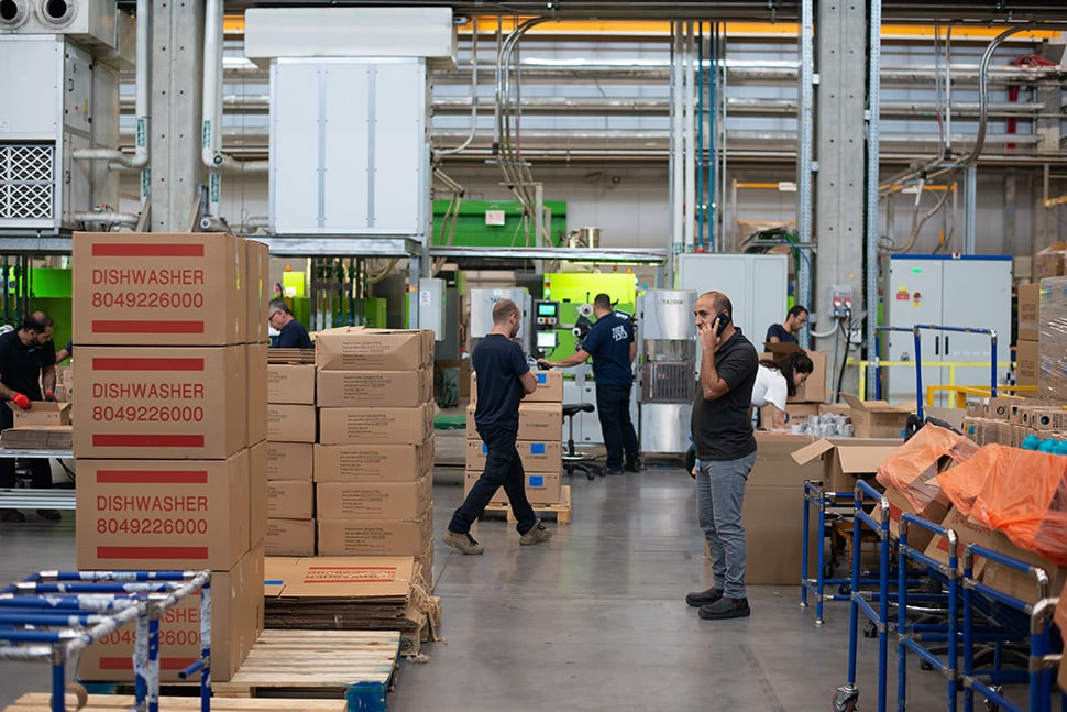  People palletizing boxes manually in a manufacture