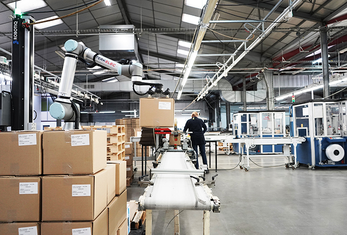 Worker working in collaboration with a robot to accomplish a palletizing task.