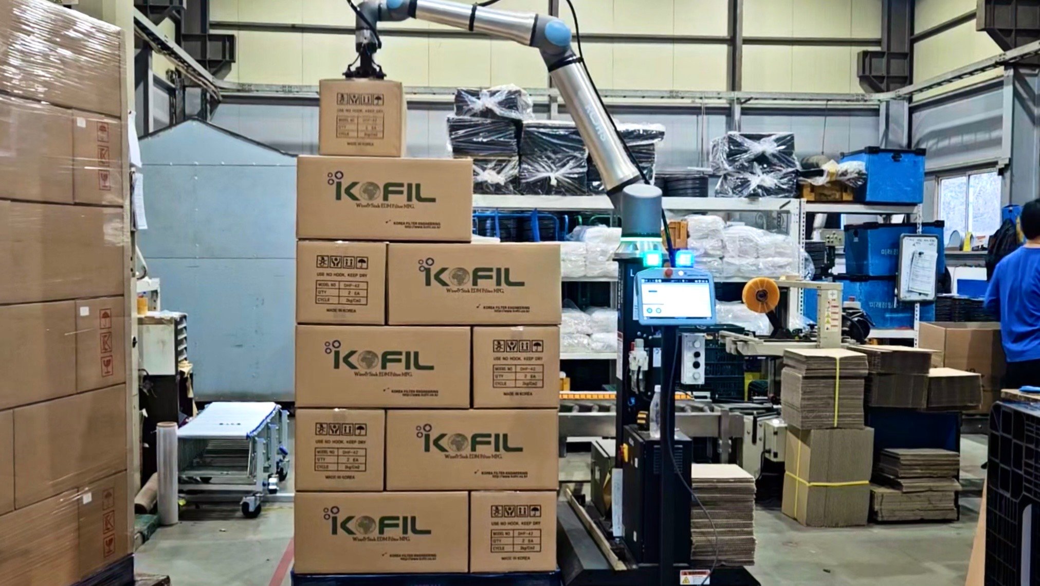 Korea Filter Engineering Boosts Production by 30% with Robotiq Lean Palletizing Solutions