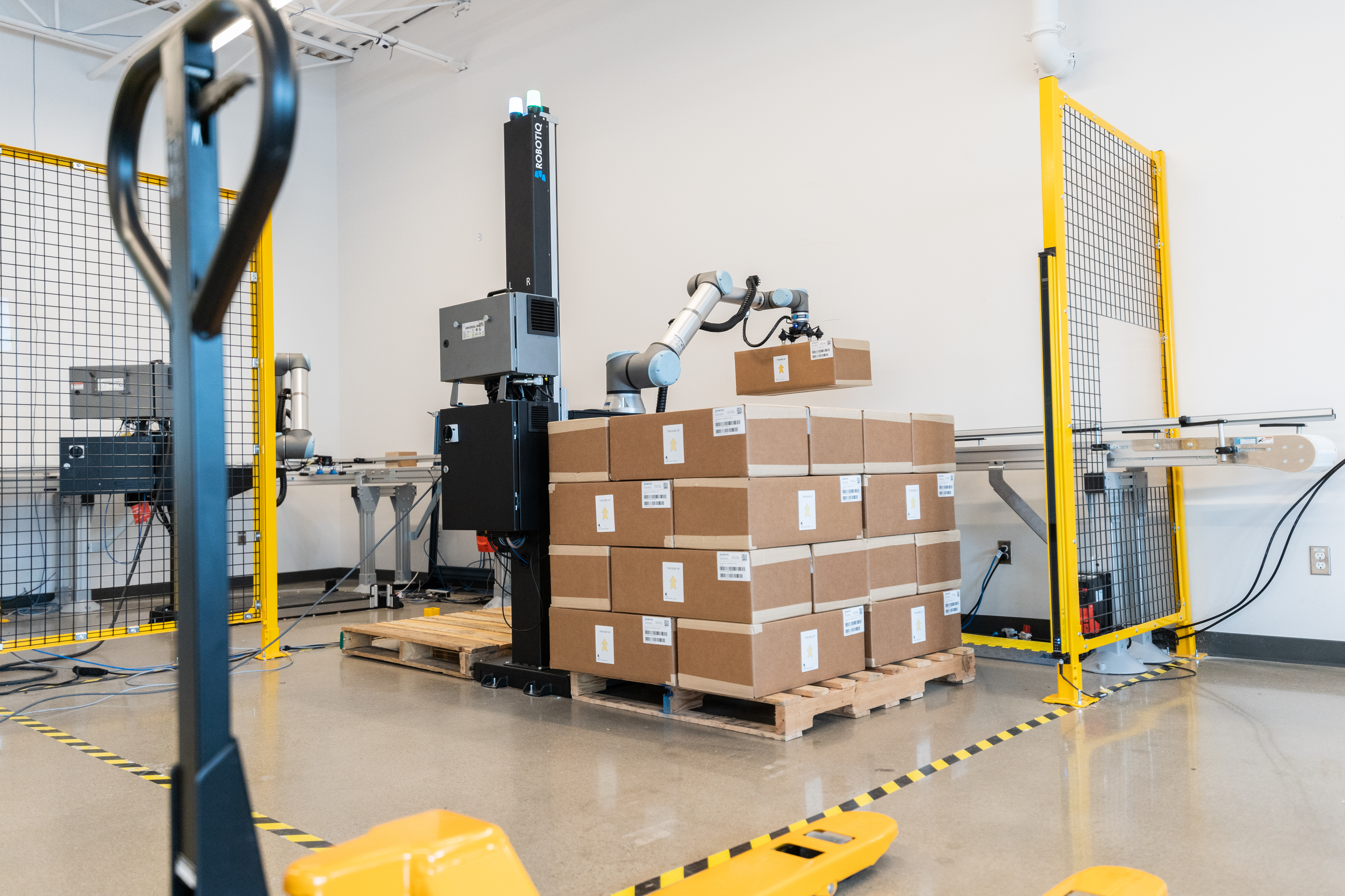7 Palletizing Patterns for Your Cobot to Reduce Product Damage