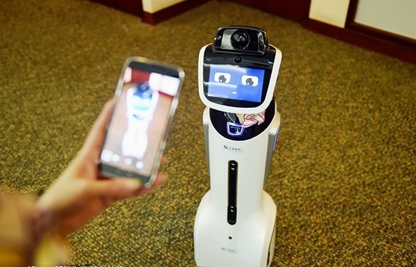 INTELLIGENT ROBOT BECOMES BANK LOBBY MANAGER - What's New in Robotics This Week - Sept 25