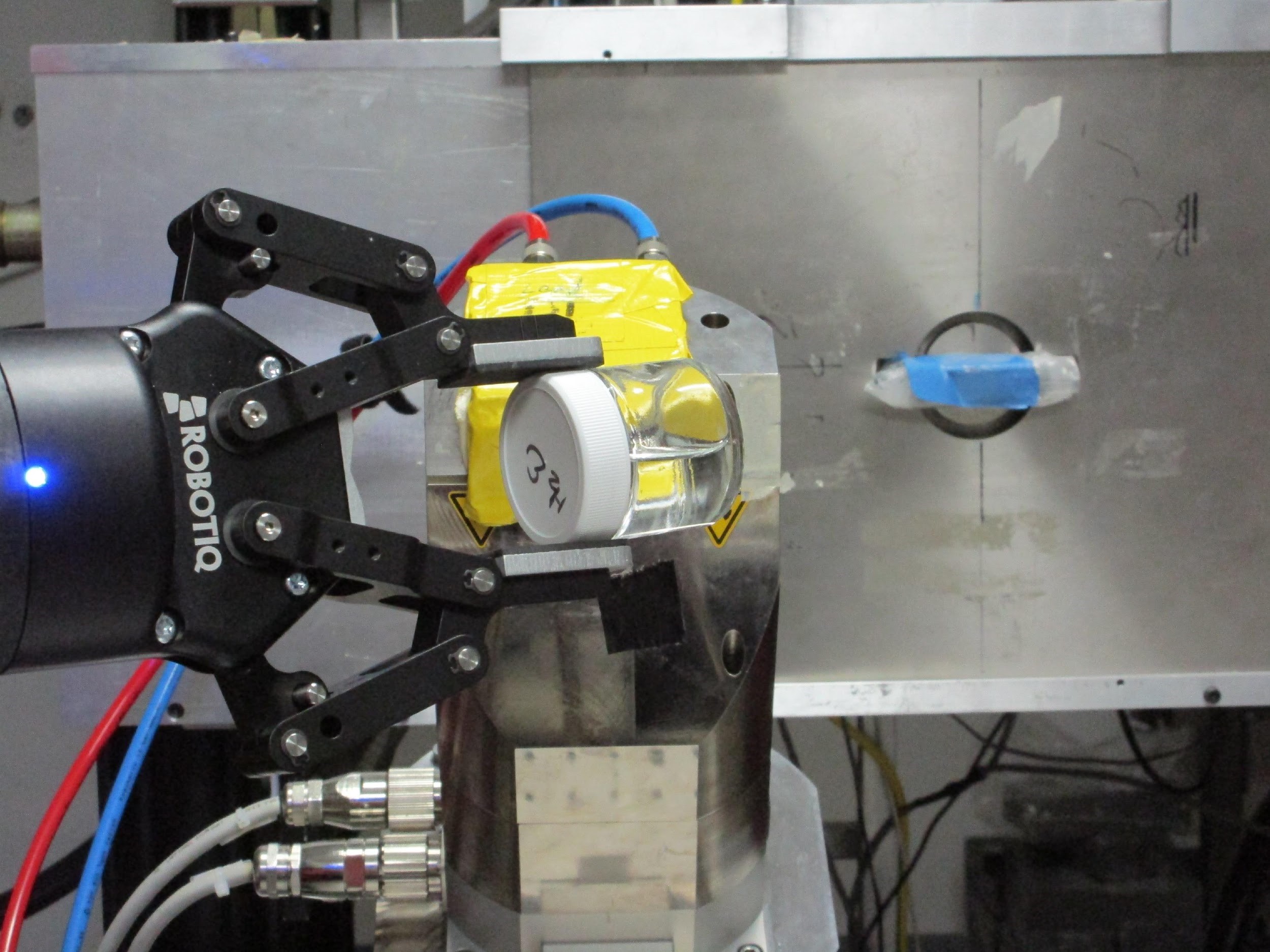 Robotiq 2-Finger Gripper Handles Radiated Parts at Los Alamos National Laboratory